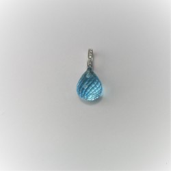 Witgouden cliphanger met blauwe topaas en diamanten