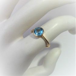 Geelgouden ring met ronde blauwe topaas