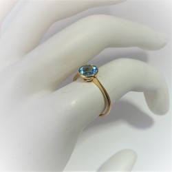 Geelgouden ring met ronde blauwe topaas