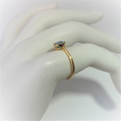 Geelgouden ring met ronde blauwe topaas