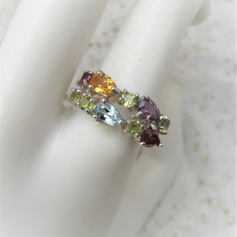 Multicolour ring met peervormige edelstenen en peridoot
