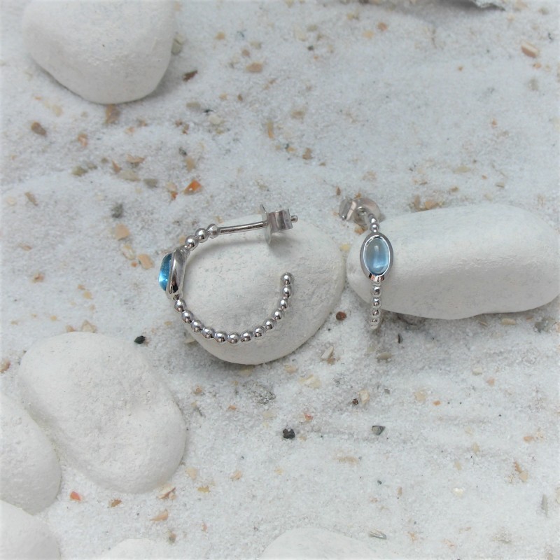 Zilveren oorbellen met ovale blauwe topaas