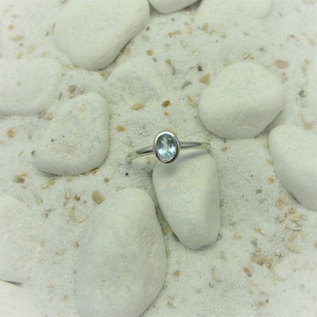 Zilveren gladde ring met ovale blauwe topaas