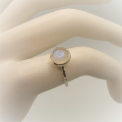 Zilveren ring met ronde regenboogmaansteen