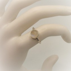 Zilveren ring met ronde regenboogmaansteen