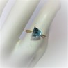 Geelgouden ring met driehoek cabochon blauwe topaas