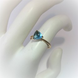 Geelgouden ring met driehoek cabochon blauwe topaas