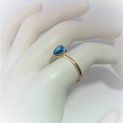 Geelgouden ring met driehoek cabochon blauwe topaas