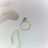 Geelgouden ring met driehoek cabochon blauwe topaas