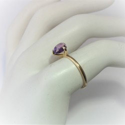 Geelgouden ring met driehoek cabochon amethist