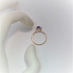 Geelgouden ring met driehoek cabochon amethist