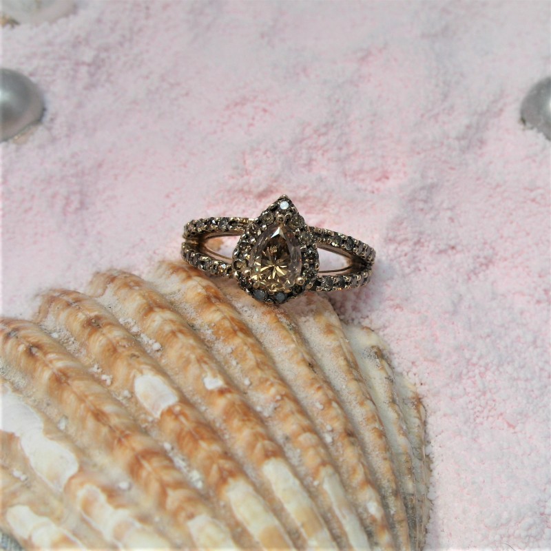 Geelgouden ring met grote peervormige, champagne kleur diamant