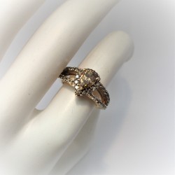 Geelgouden ring met grote peervormige, champagne kleur diamant