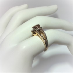 Geelgouden ring met grote peervormige, champagne kleur diamant