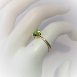 Geelgouden ring met driehoek cabochon peridoot