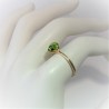 Geelgouden ring met driehoek cabochon peridoot