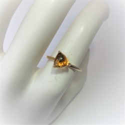 Geelgouden ring met driehoek cabochon citrien