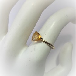 Geelgouden ring met driehoek cabochon citrien