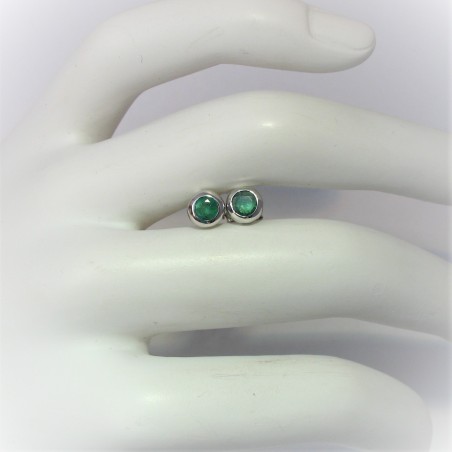 Zilveren oorstekers met ronde smaragd