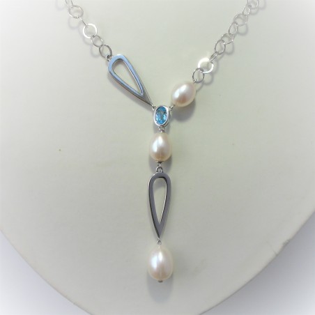 Zilveren ketting met blauwe topaas en witte parels