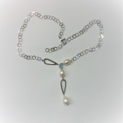 Zilveren ketting met blauwe topaas en witte parels