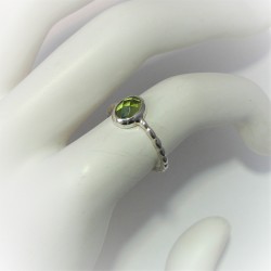 Zilveren ring met ovale peridoot in dichte zetting