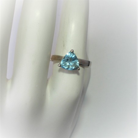 Ring met driehoekige blauwe topaas