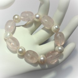 Armband met gladde rozenkwarts en witte zoetwaterparels