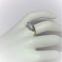 Zilveren ring met markies geslepen maansteen
