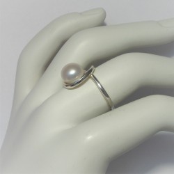 Sierlijke zilveren ring met witte parel
