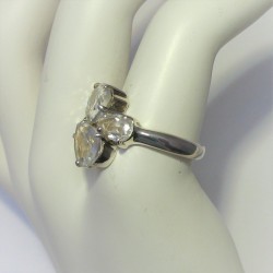 Ring met 3 peervormige bergkristallen