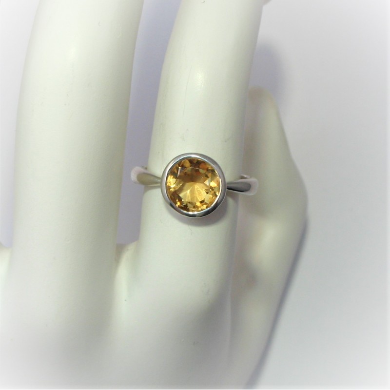 Ring met ronde citrien in dichte zetting