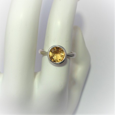 Ring met ronde citrien in dichte zetting