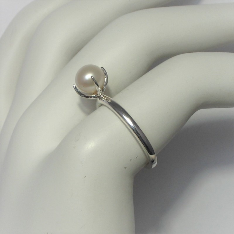 Zilveren ring met witte parel in moderne zetting