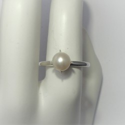 Zilveren ring met witte parel in moderne zetting