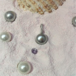 Witgouden cliphanger met grijze parel en diamanten
