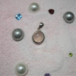 Hanger met ronde cabochon...