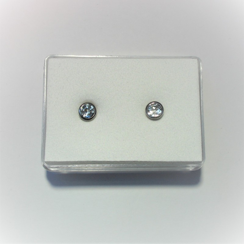 Zilveren oorstekers met witte topaas 5 mm.