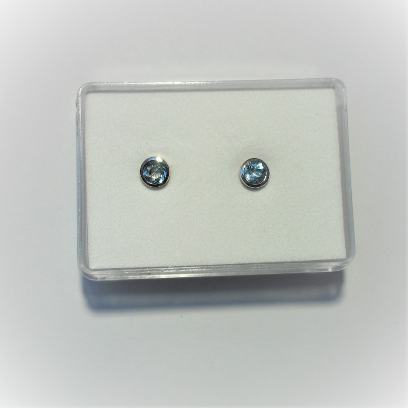 Zilveren oorstekers met blauwe topaas 5 mm