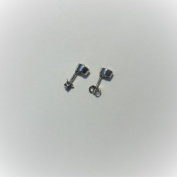 Zilveren oorstekers met blauwe topaas 5 mm