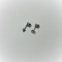 Zilveren oorstekers met blauwe topaas 5 mm